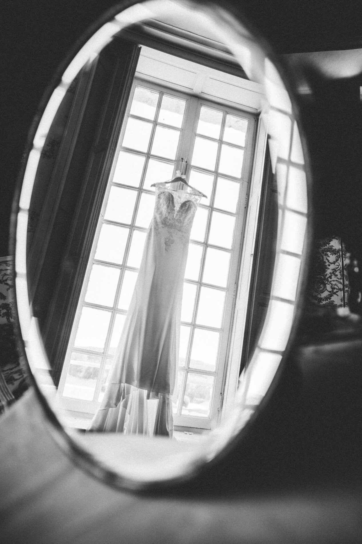 Robe de la mariée en noir et blanc dans un miroir
