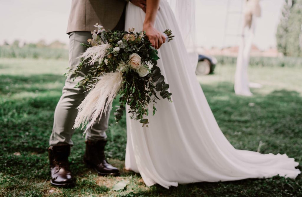 Boots et bouquet mariage