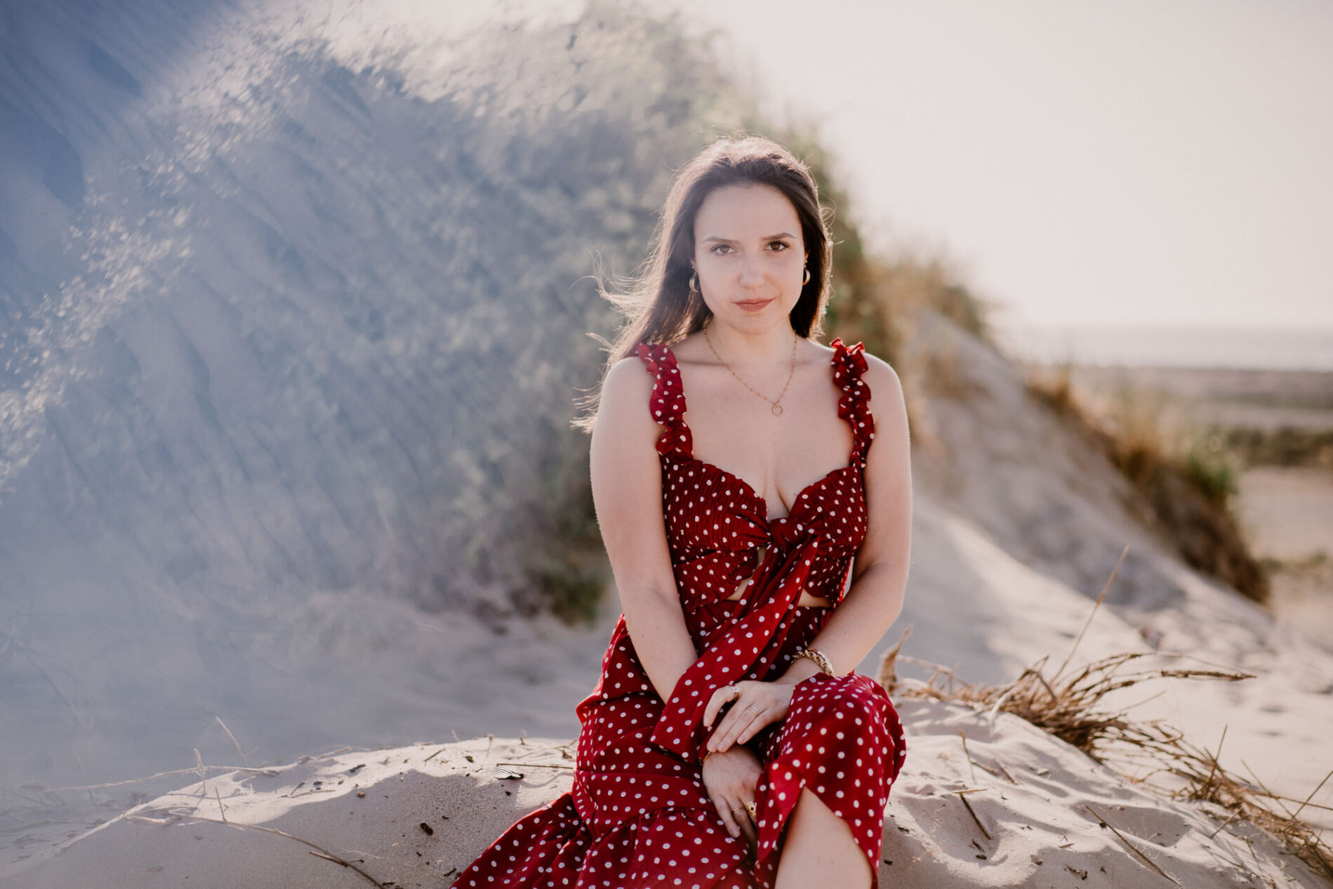 Femme robe rouge sur la plage