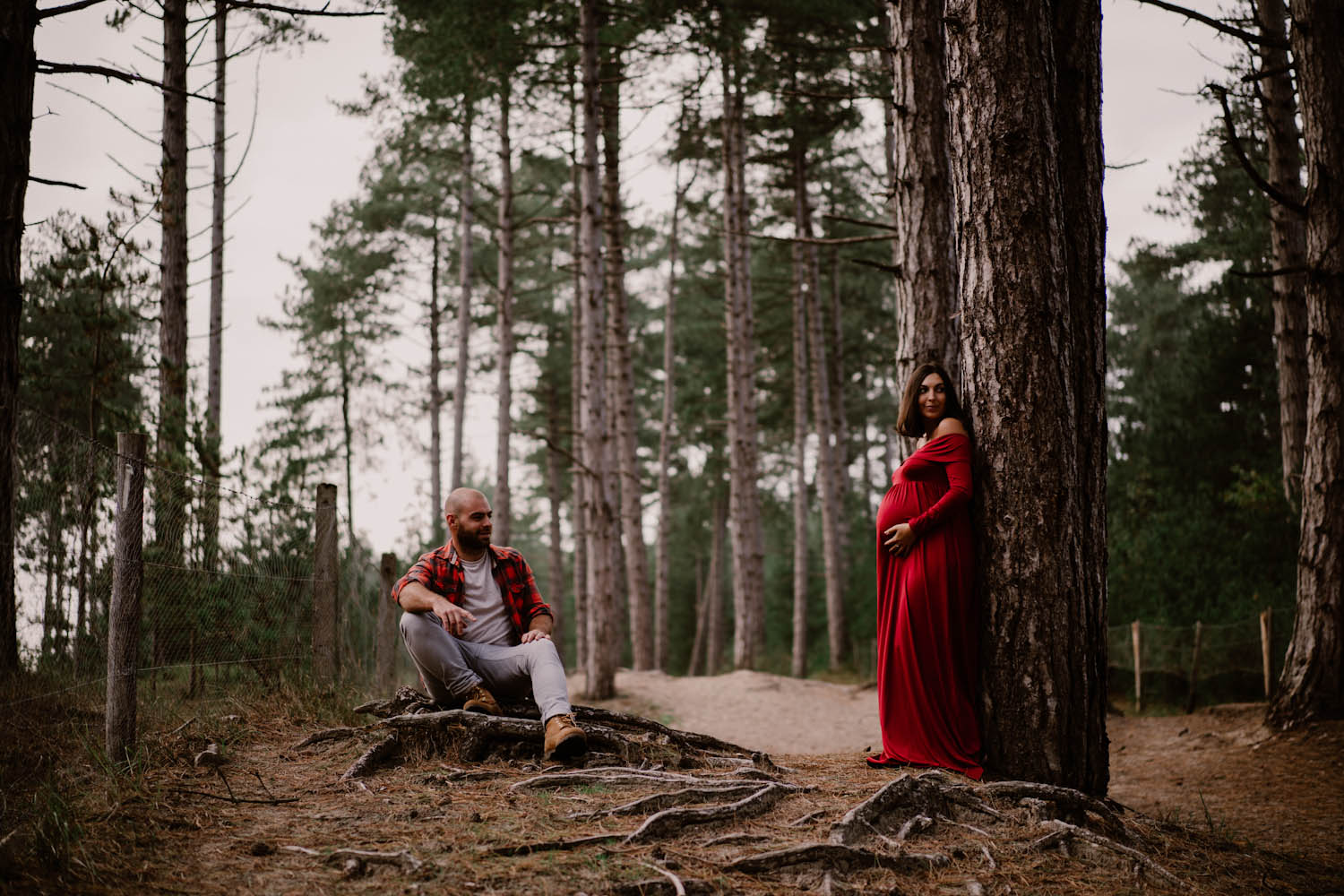 Jeune couple dans un bois en fin de journée au marquenterre