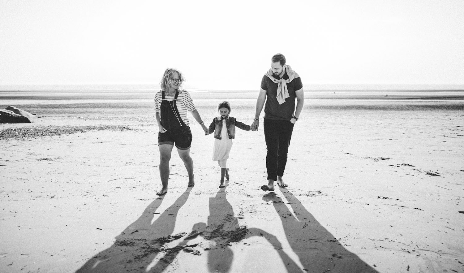 Famille à la plage en noir et blanc