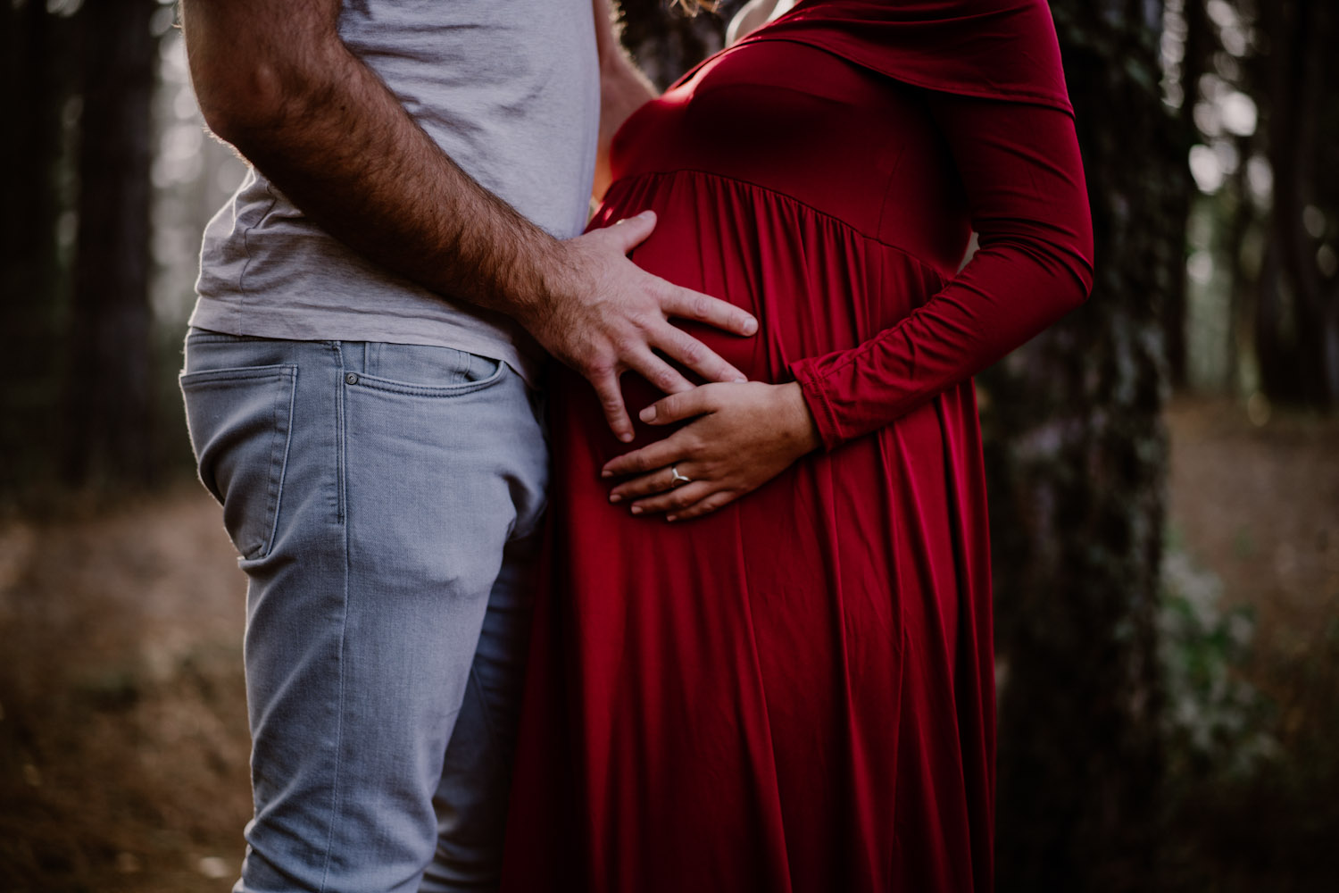 Séssion photos de grossesse avec robe rouge
