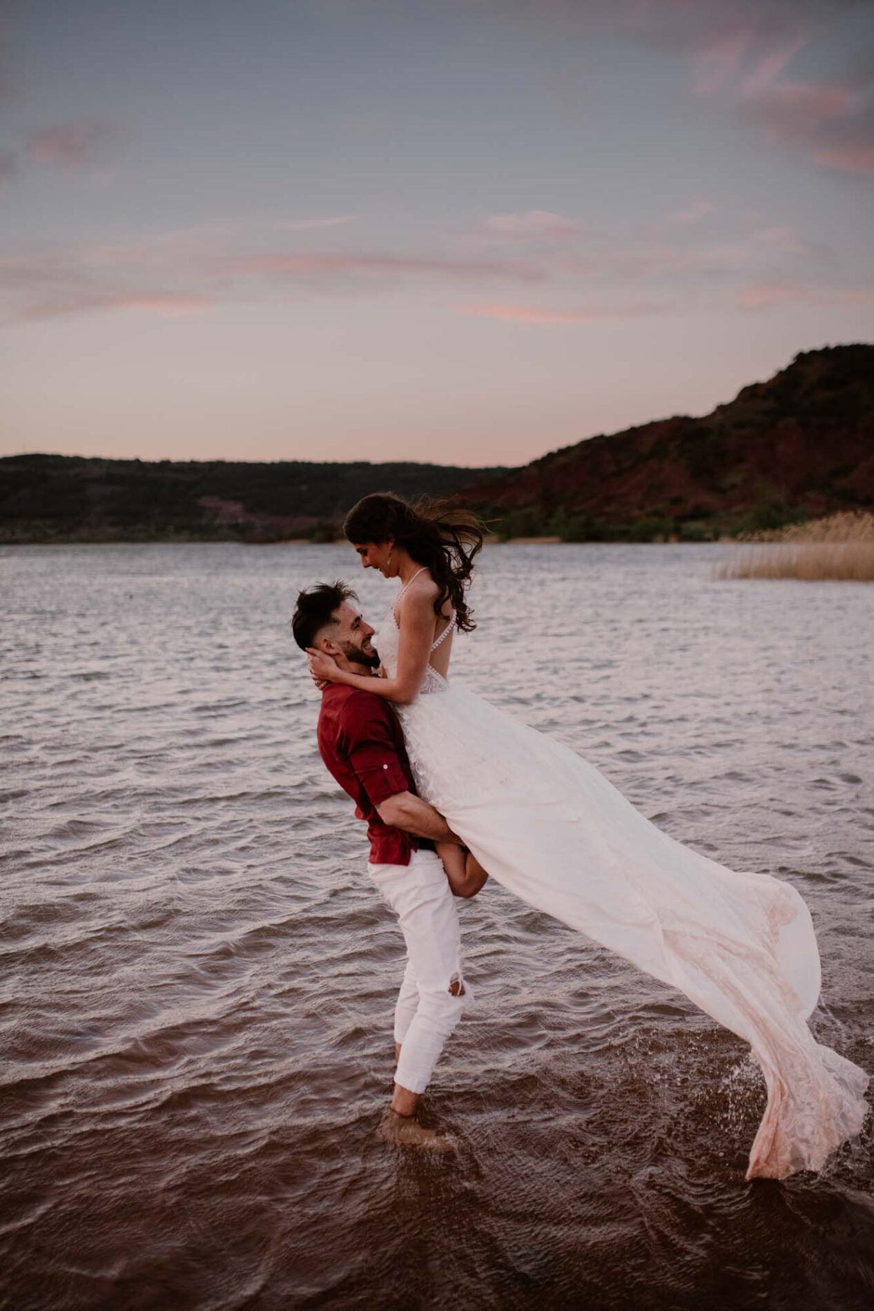 porté de la mariée dans l'eau