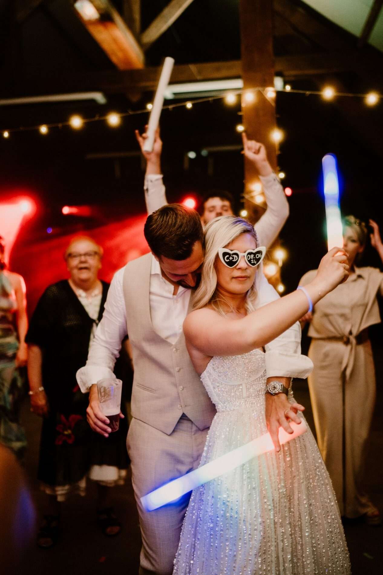 couple de mariés sur le dancefloor