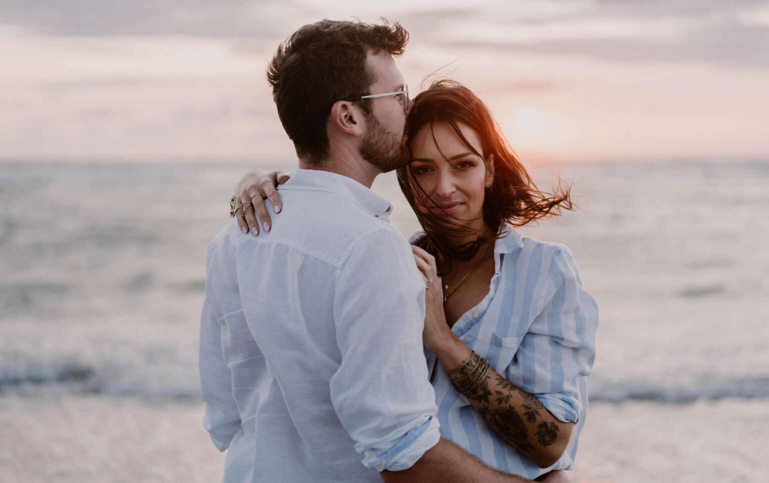 séance couple au bord de mer à la golden hour