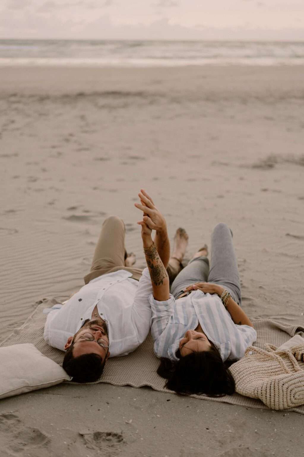 séance couple au bord de mer à la golden hour